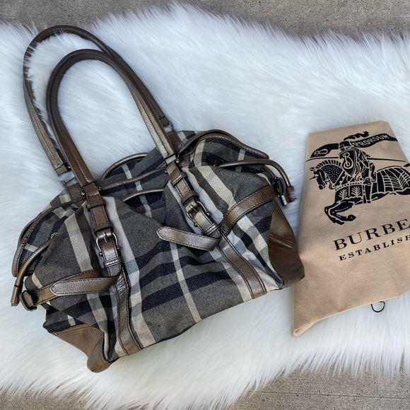 Burberry Handbags - 😍SALE😍 Burberry shimmer metallic tote